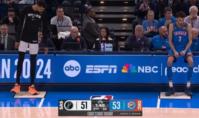 一竞技官网-针尖对麦芒！文班亚马和霍姆格伦同时走到技术台 死球后一起登场