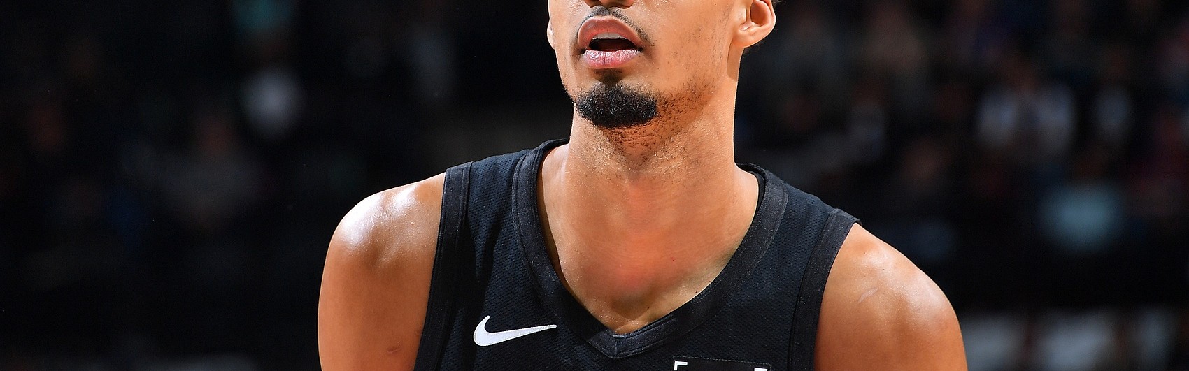 一竞技官网-晚了一点点！杰伦威飞身上篮 文班追防钉板大帽被吹干扰球