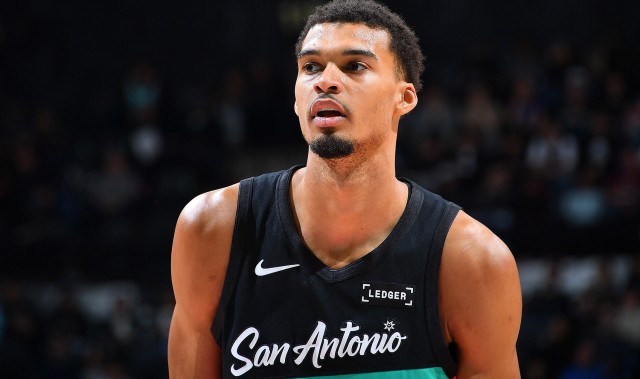 一竞技官网-晚了一点点！杰伦威飞身上篮 文班追防钉板大帽被吹干扰球